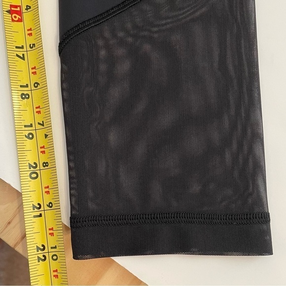 Lululemon Black Wunder Under Cropped 21” Mesh Bottom Leggings Size 6 - Picture 7 of 8